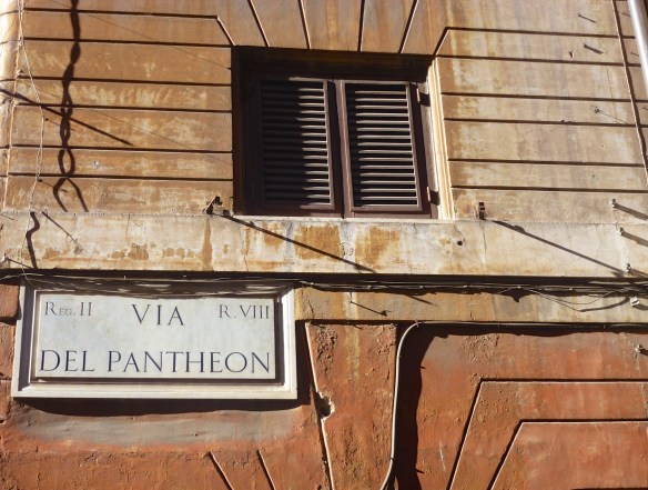 Els colors de Roma a les parets escrostonades vora el Panteó. Fot. Frèia Berg, 2015. 