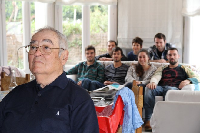 L'avi Jordi i tots els seus néts i néta per Nadal de 2013. 