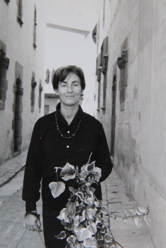 Lola Mirabent, amb un ram d'heures. 