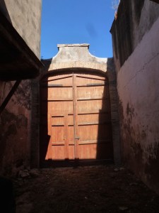 Portal d'entrada a Can Falç des de l'antic hort (juliol 2014). Fot. Frèia Berg. 