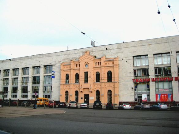 L'Estació de Finlàndia a Sant Petersburg. L'edifici (1960) mostra l'antiga façana que es va conservar. 