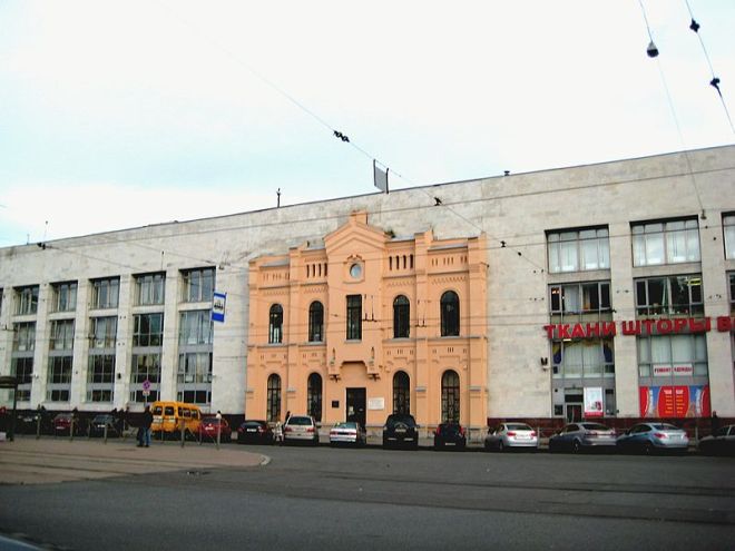 L'Estació de Finlàndia a Sant Petersburg. L'edifici (1960) mostra l'antiga façana que es va conservar. 