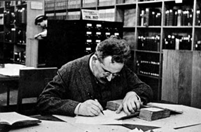 Walter Benjamin a la Bibliothèque Nationale de Paris, treballant en Passagenwerke. 