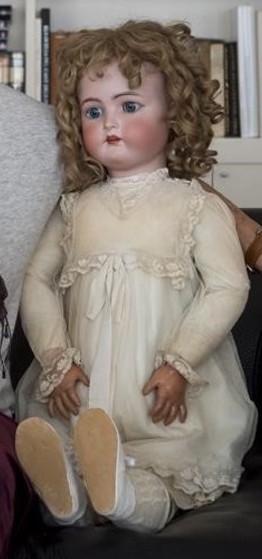 dory-sontheimer-casa-barcelona-junto-muneca-patty-fabricada-antigua-fabrica-lehmann-que-convertido-hilo-conductor-octava-caja-donde-sigue-recuperando-historia-familiar-holocausto-1480677