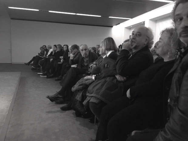 El poeta em mira. Presentació de L'estació de Portbou. Fot. Frèia Berg, 2016 còpia